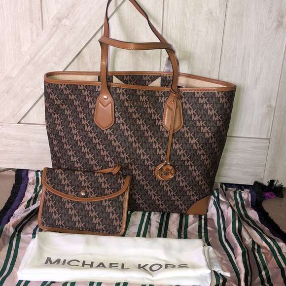 💲SOLD💲Michael Kors Eva Large Tote - Picture 8 of 8